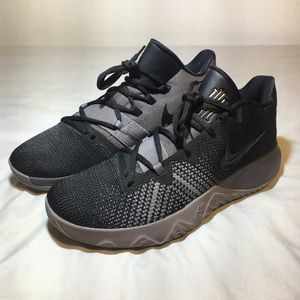 Kyrie signature basketball shoes Men’s size 9.5 US